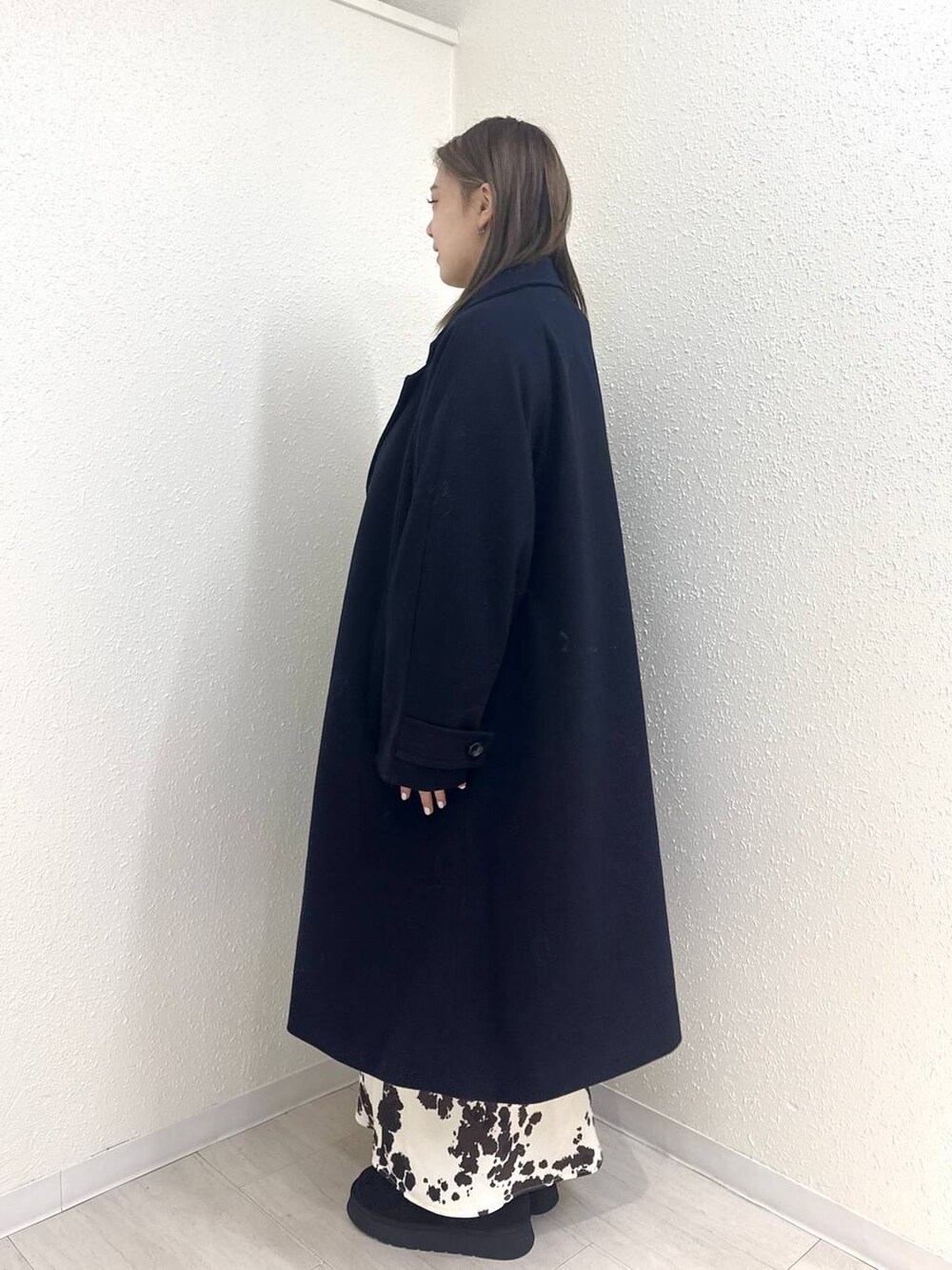 その他のスカート、ブルー系のチェスターコート、ブラック系のブーツを着用したレディースの冬コーディネートの3枚目の写真