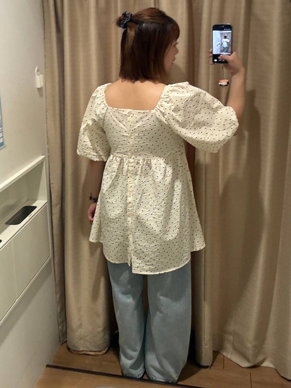 ブルー系のデニムパンツ、ブラウン系のサンダル、その他のシャツ/ブラウスを着用したレディースの夏コーディネートの2枚目の写真