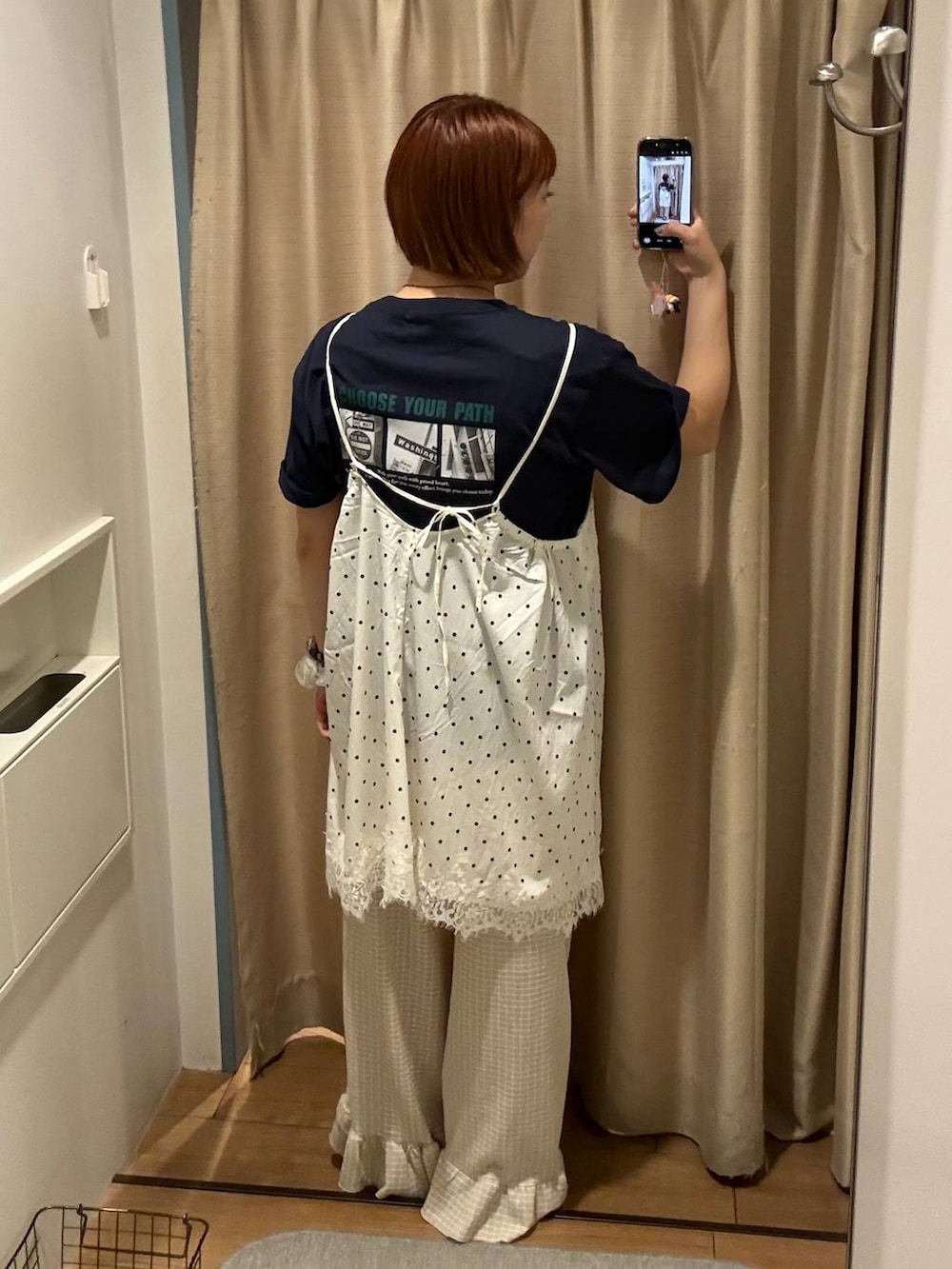 ブルー系のTシャツ/カットソー、ホワイト系のワンピース、ホワイト系のその他パンツを着用したレディースの夏コーディネートの2枚目の写真