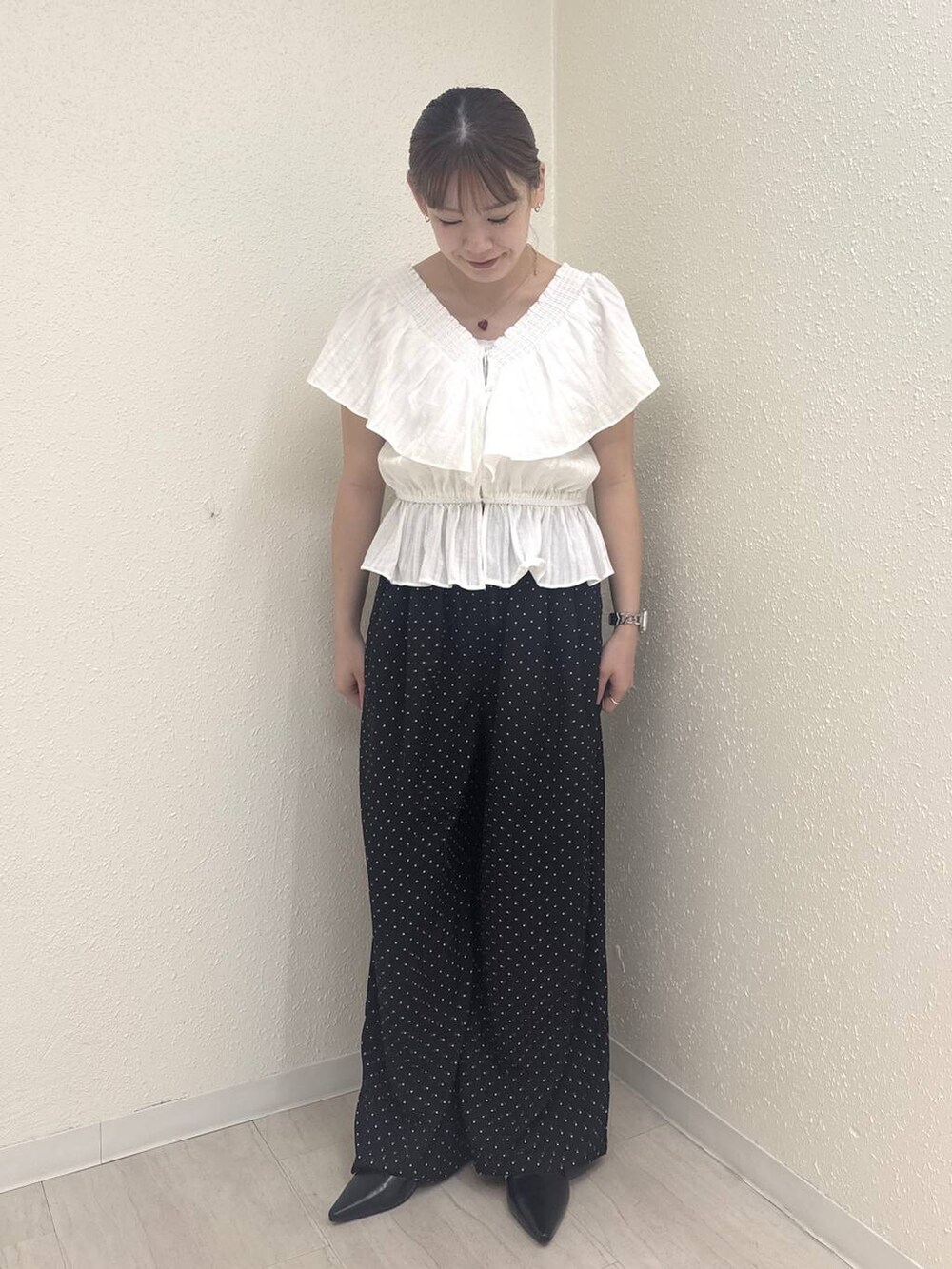 ホワイト系のシャツ/ブラウス、ブラック系のその他パンツを着用したレディースの春コーディネートの2枚目の写真