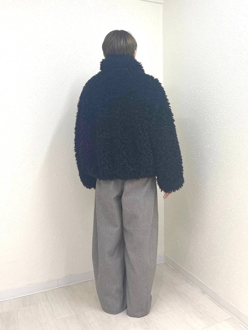 その他のその他パンツ、ブラウン系のモカシン/デッキシューズ、ブルー系のTシャツ/カットソーを着用したレディースの冬コーディネートの2枚目の写真