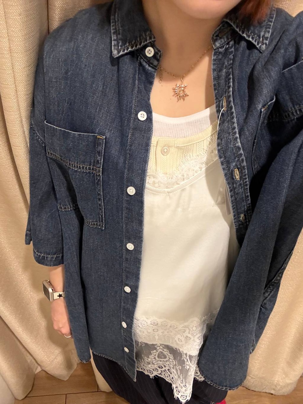 ブルー系のその他パンツ、ブラック系のサンダル、ホワイト系のタンクトップを着用したレディースの春コーディネートの3枚目の写真