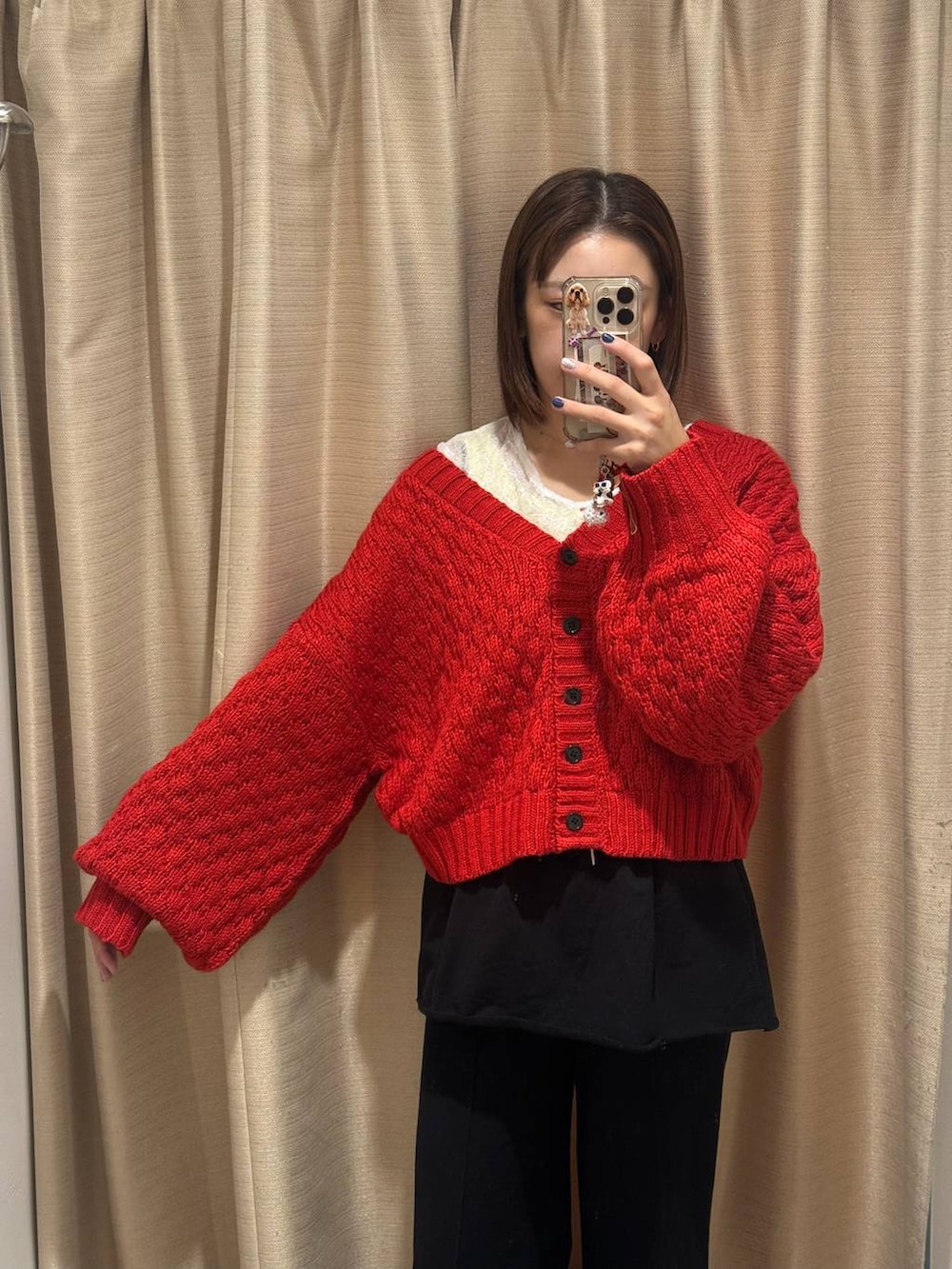 ブラック系のスウェットパンツ、ブラック系のバレエシューズ、ホワイト系のTシャツ/カットソーを着用したレディースの秋コーディネートの2枚目の写真