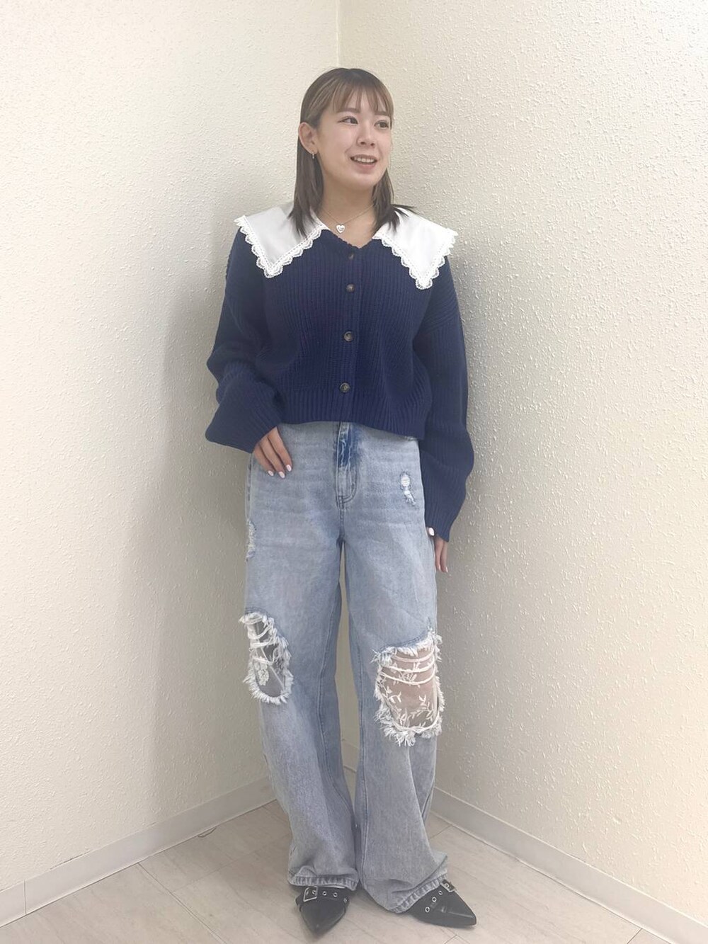 ブルー系のデニムパンツ、ブルー系のカーディガン/ボレロを着用したレディースの春コーディネートの2枚目の写真