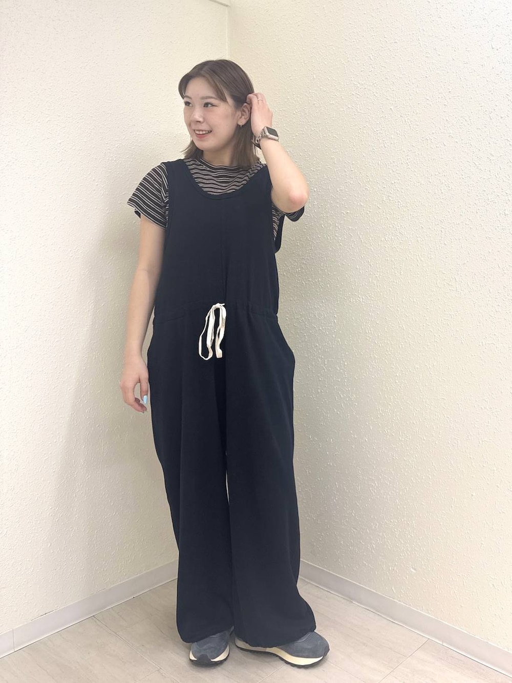 ブラウン系のTシャツ/カットソー、ブラック系のサロペット/オーバーオールを着用したレディースの春コーディネートの3枚目の写真
