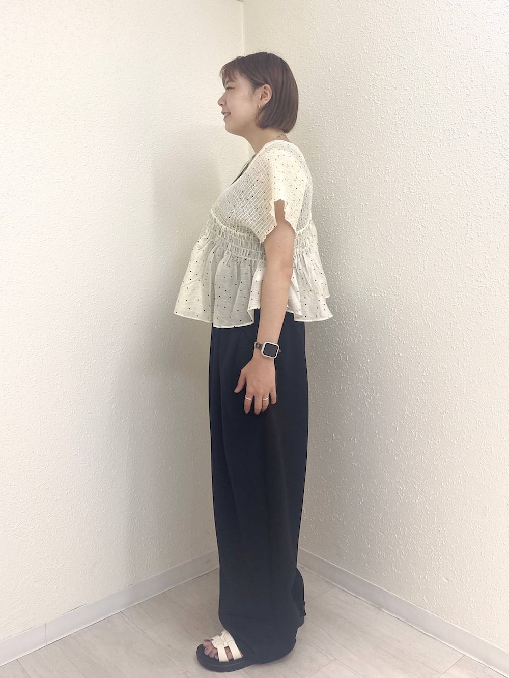ブラック系のスウェットパンツ、ホワイト系のサンダル、その他のシャツ/ブラウスを着用したレディースの夏コーディネートの3枚目の写真