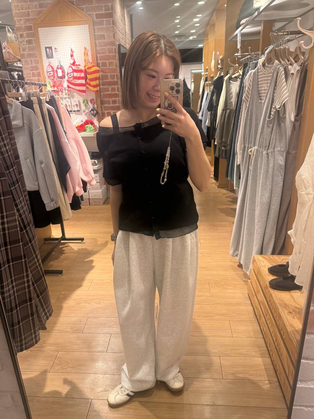グレー系のスウェットパンツ、ブラック系のTシャツ/カットソーを着用したレディースの春コーディネートの3枚目の写真