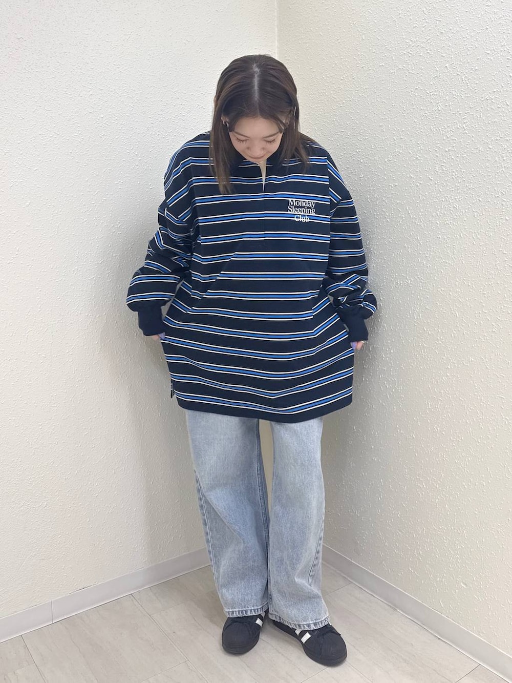 ブルー系のデニムパンツ、ブルー系のTシャツ/カットソーを着用したレディースの春コーディネートの2枚目の写真