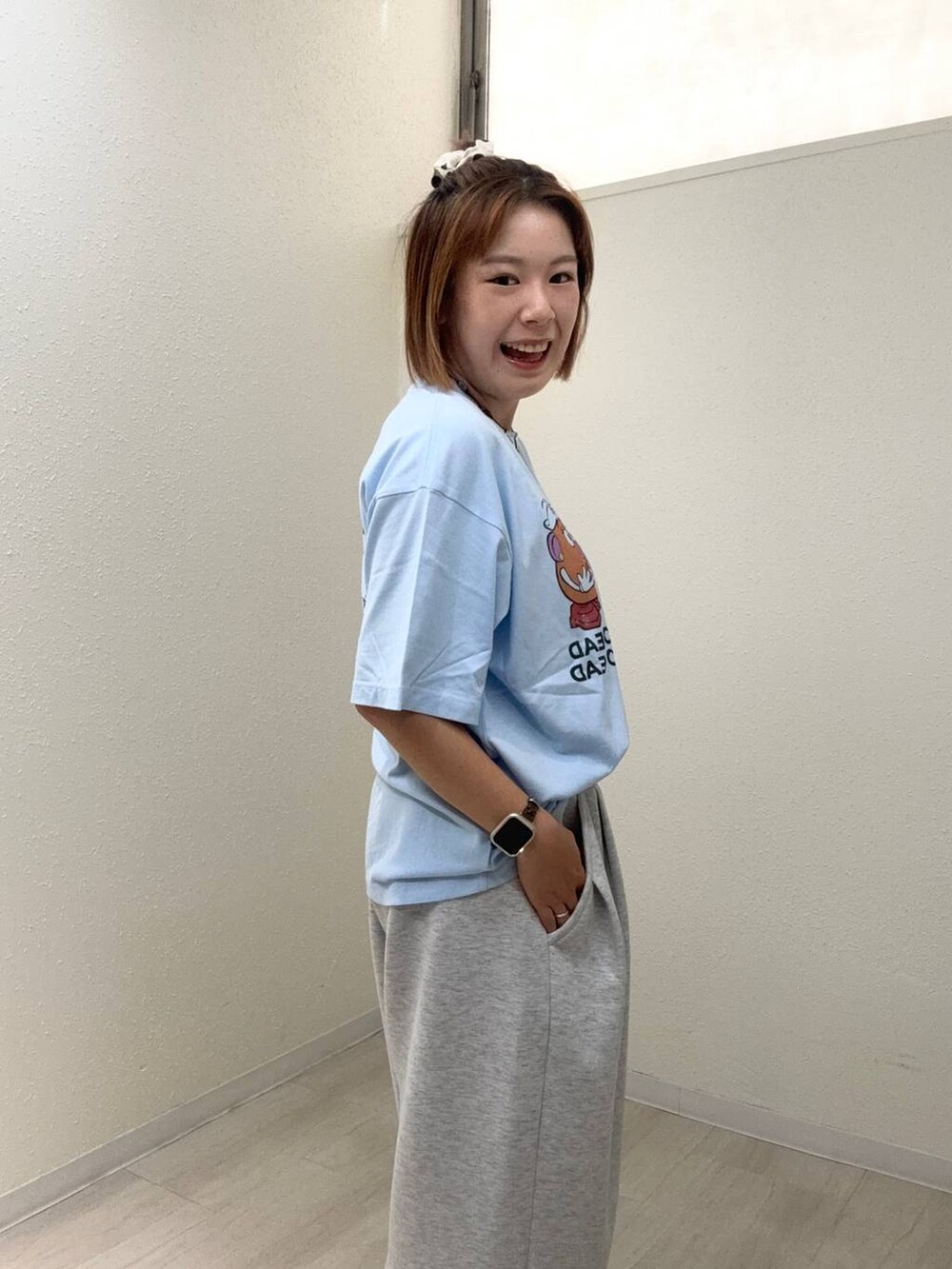グレー系のスウェットパンツ、ブルー系のTシャツ/カットソー、ブルー系のネックレスを着用したレディースの夏コーディネートの3枚目の写真