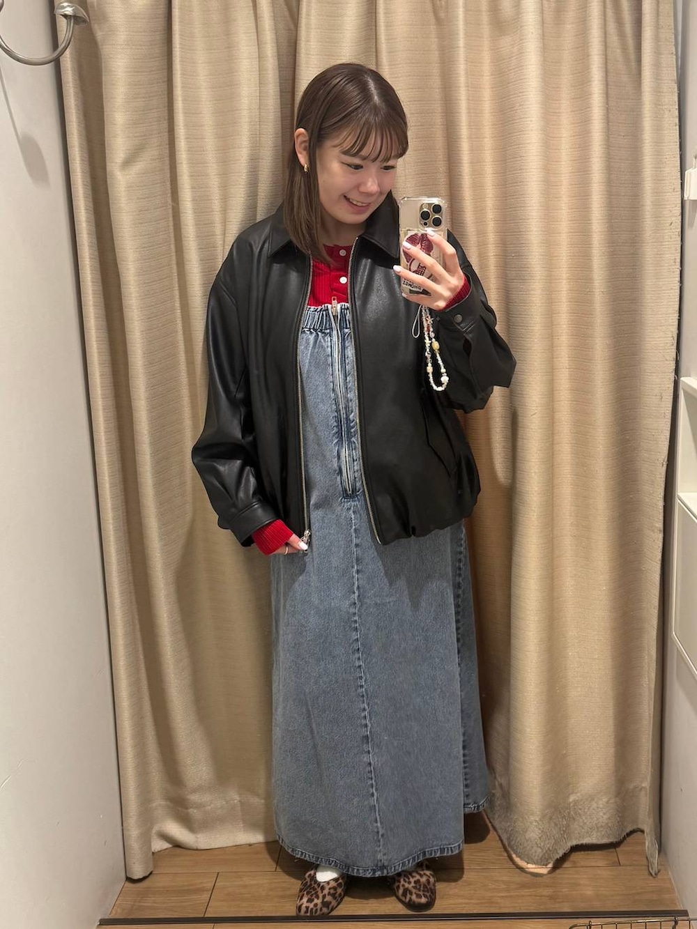 ブルー系のワンピース、ブラック系のブルゾン、レッド系のTシャツ/カットソーを着用したレディースの冬コーディネートの3枚目の写真