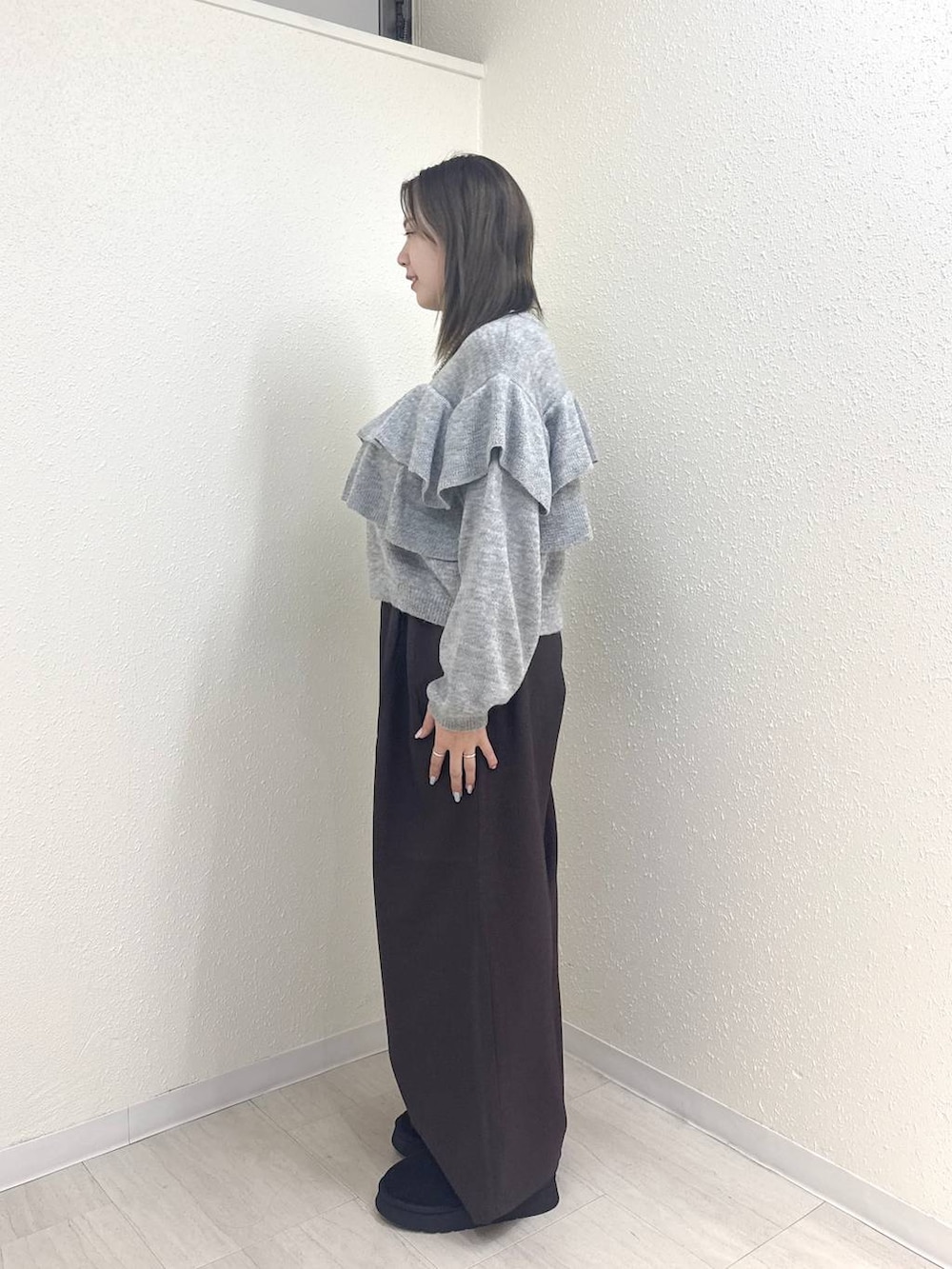 ブラウン系のその他パンツ、ブラック系のブーツ、グレー系のニット/セーターを着用したレディースの冬コーディネートの2枚目の写真