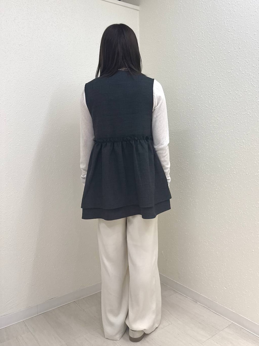 グレー系のベスト、ホワイト系のTシャツ/カットソー、ホワイト系のその他パンツを着用したレディースの春コーディネートの3枚目の写真