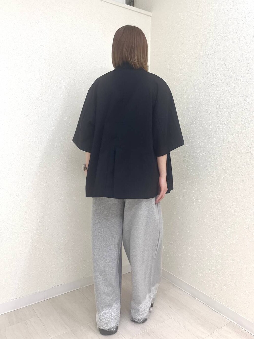 ブラック系のテーラードジャケット、グレー系のスウェットパンツ、ブラウン系のTシャツ/カットソーを着用したレディースの夏コーディネートの3枚目の写真