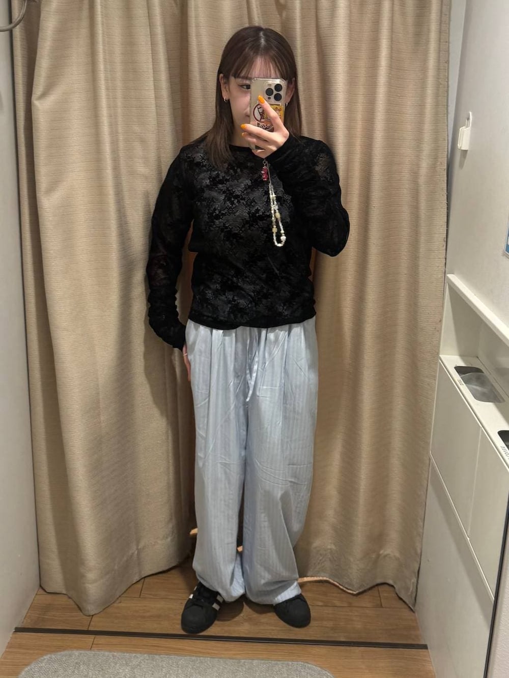 ブルー系のその他パンツ、ブラック系のTシャツ/カットソーを着用したレディースの春コーディネートの2枚目の写真