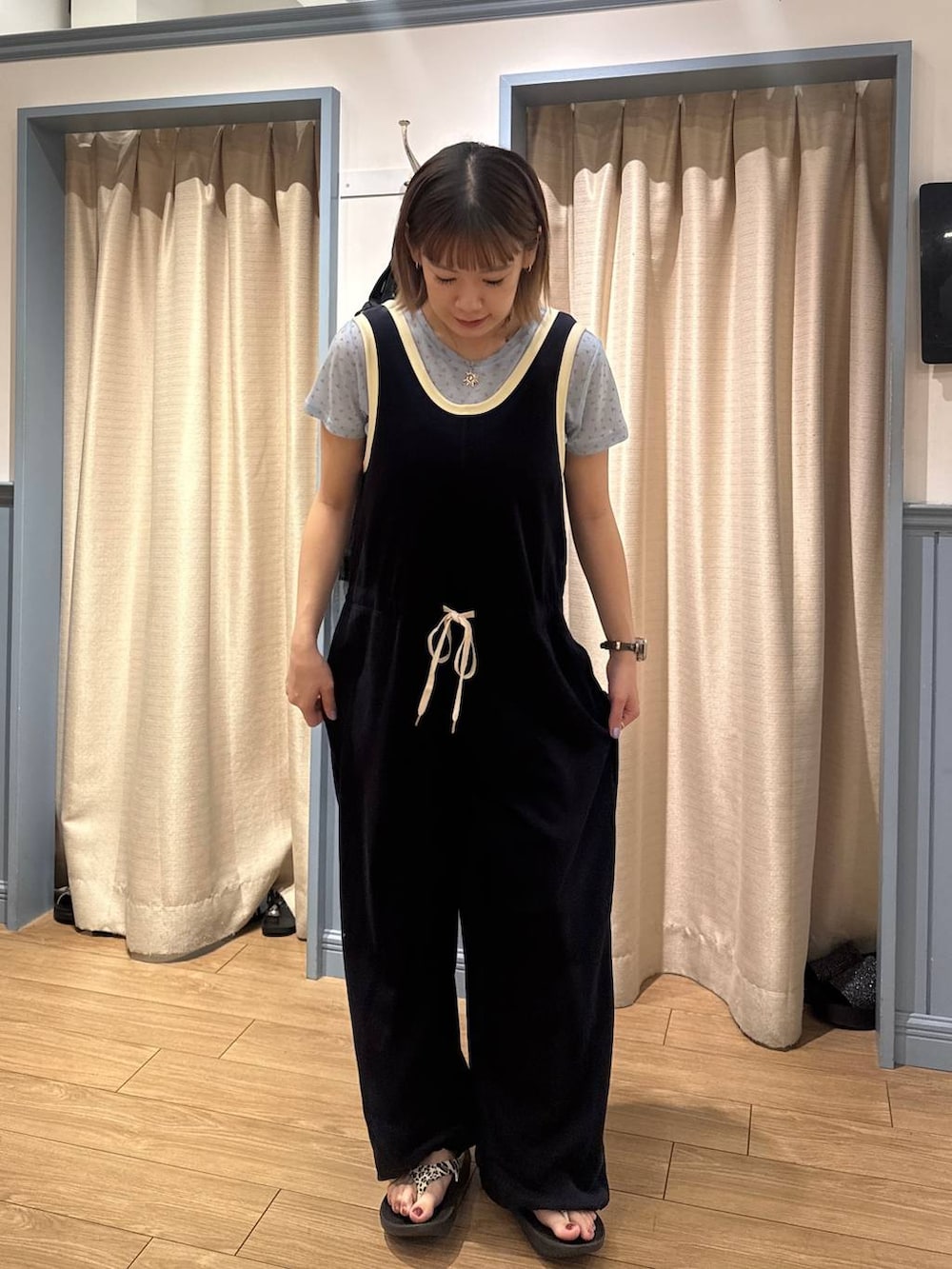 ブルー系のTシャツ/カットソー、ブルー系のサロペット/オーバーオールを着用したレディースの夏コーディネートの2枚目の写真