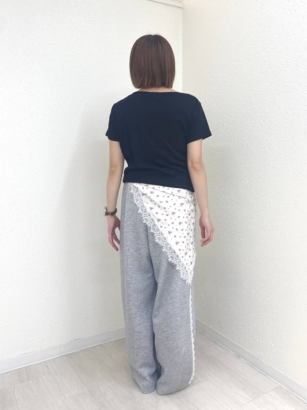 ブラック系のTシャツ/カットソー、グレー系のスウェットパンツ、ブラック系のサンダルを着用したレディースの夏コーディネートの4枚目の写真