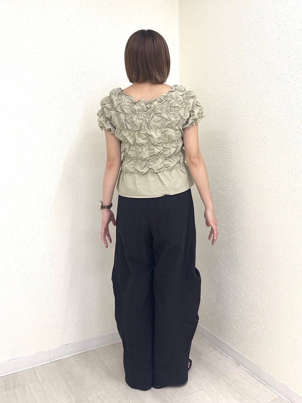 ベージュ系のシャツ/ブラウス、ブラック系のその他パンツ、ブラック系のサンダルを着用したレディースの夏コーディネートの4枚目の写真