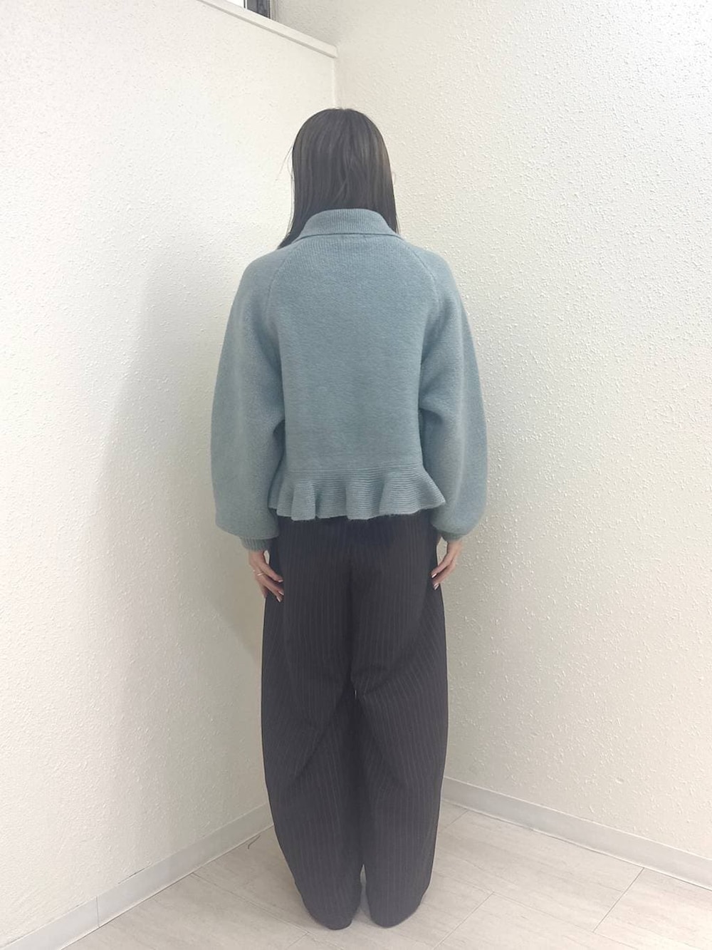 ブルー系のその他パンツ、グリーン系のブルゾンを着用したレディースの冬コーディネートの3枚目の写真