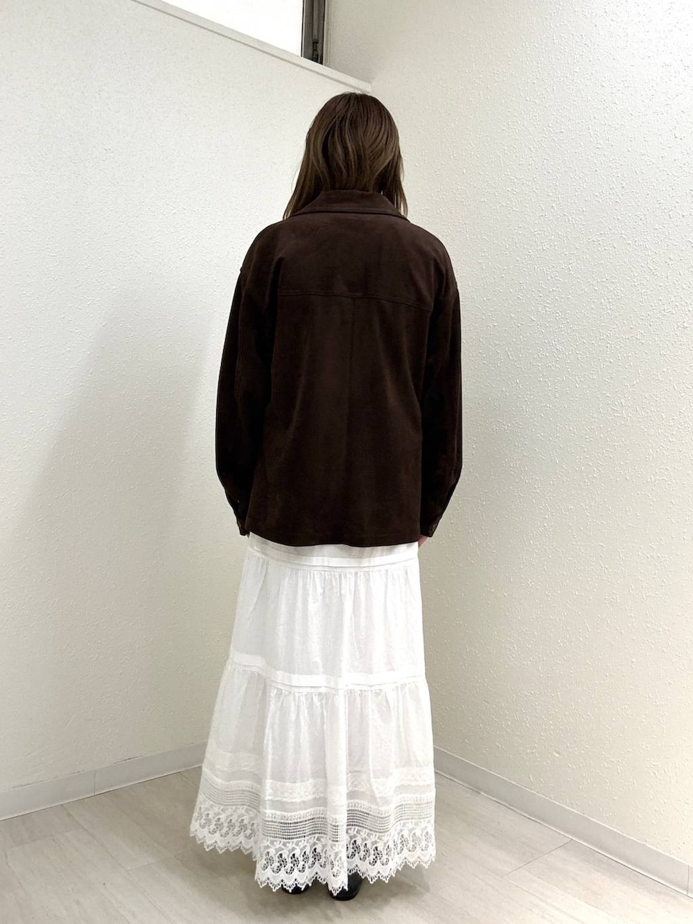 ブラック系のパンプス、ピンク系のニット/セーター、ブラウン系のテーラードジャケットを着用したレディースの春コーディネートの3枚目の写真