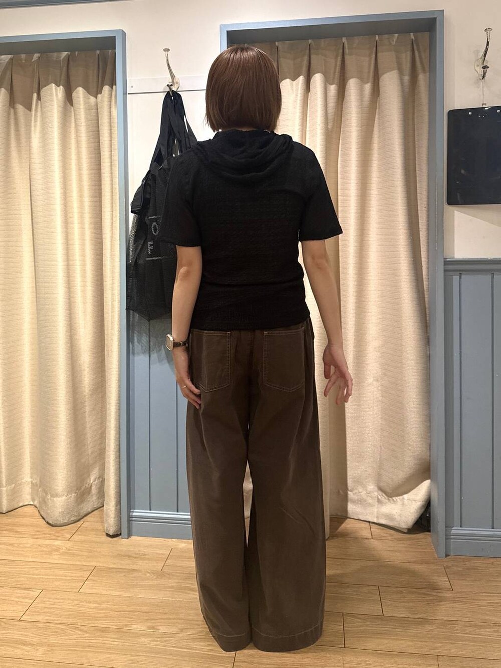 ブラック系のシャツ/ブラウス、ブラウン系のサンダル、ブラウン系のデニムパンツを着用したレディースの夏コーディネートの4枚目の写真