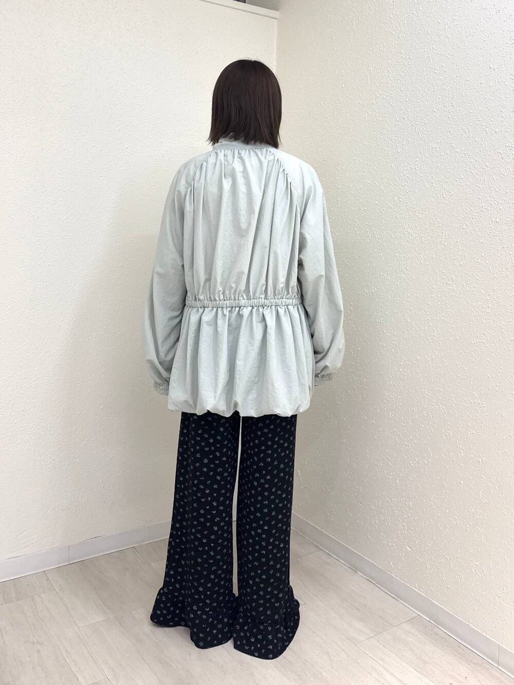 ブラック系のその他パンツ、グリーン系のワンピースを着用したレディースの秋コーディネートの4枚目の写真