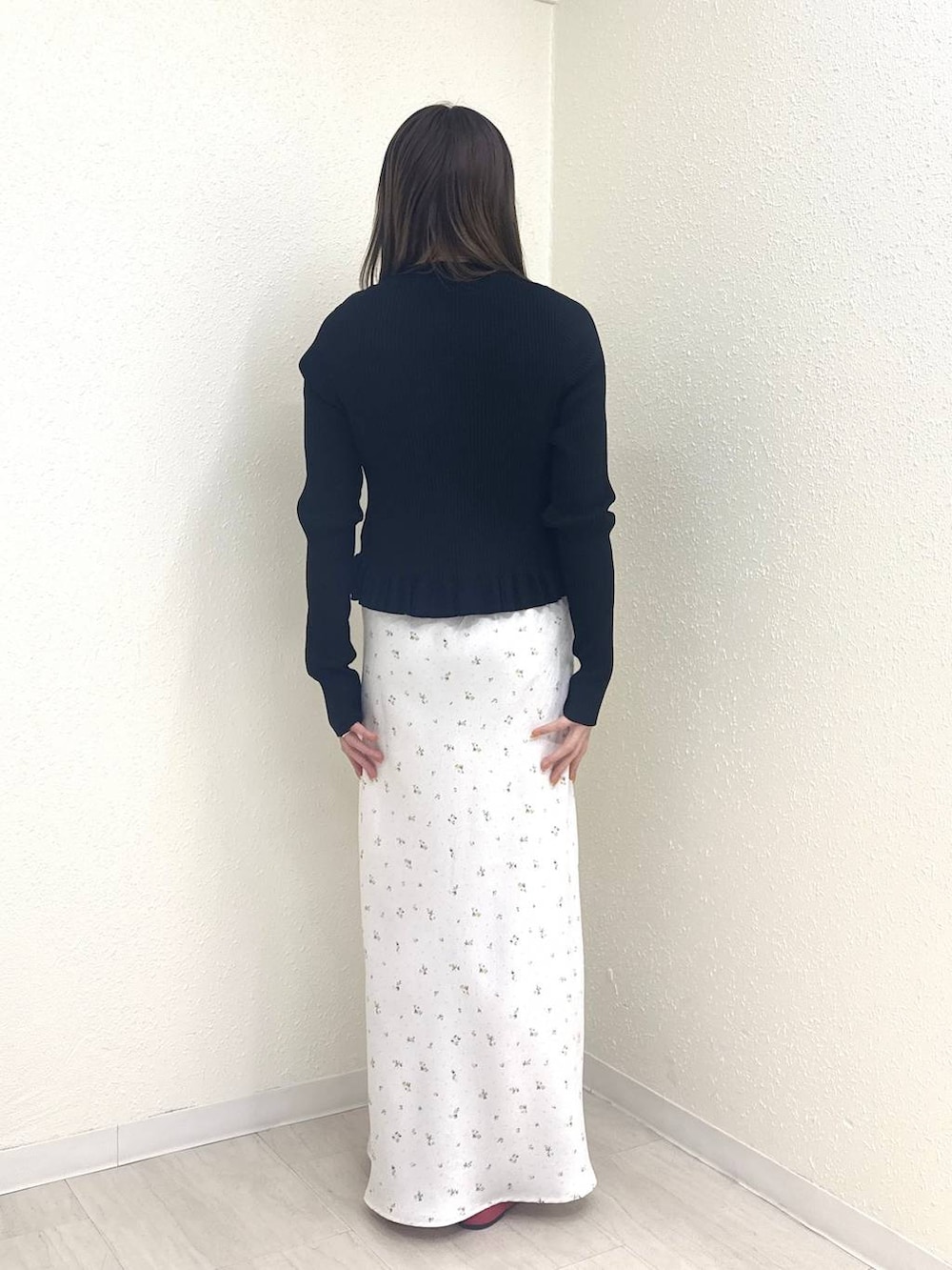 ホワイト系のスカート、レッド系のパンプス、ブラック系のTシャツ/カットソーを着用したレディースの春コーディネートの3枚目の写真