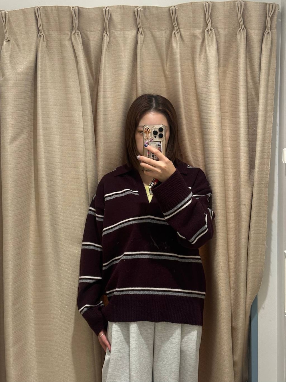 イエロー系のタンクトップ、グレー系のスウェットパンツ、ブラック系のバレエシューズを着用したレディースの秋コーディネートの2枚目の写真