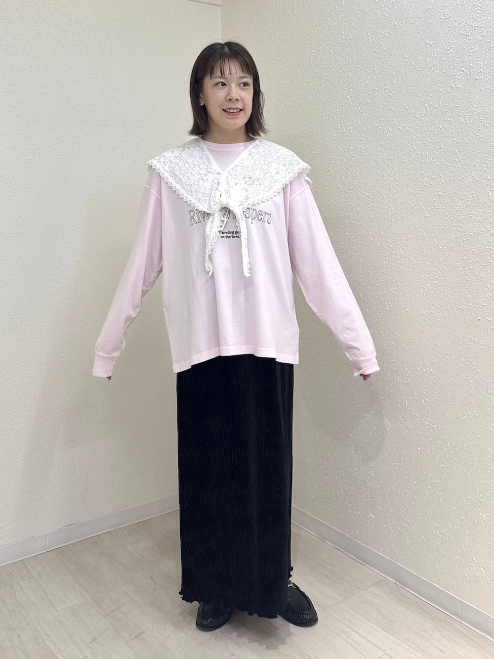 ブラック系のローファー、ピンク系のTシャツ/カットソー、ブラック系のスカートを着用したレディースの秋コーディネートの2枚目の写真