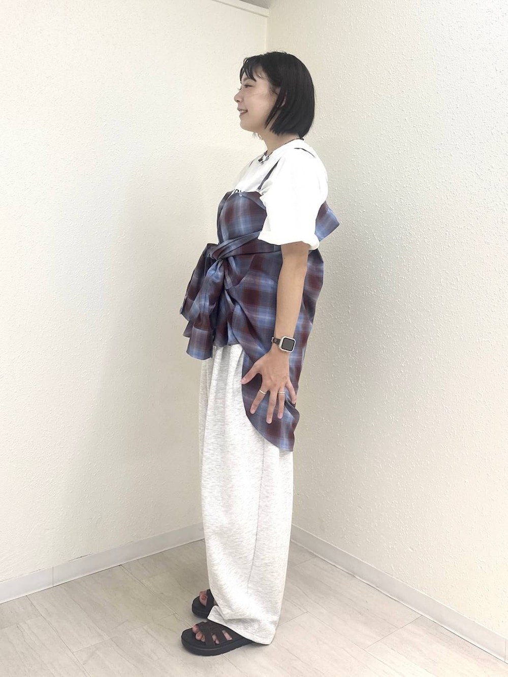 ホワイト系のTシャツ/カットソー、グレー系のスウェットパンツ、ブラウン系のサンダルを着用したレディースの夏コーディネートの3枚目の写真