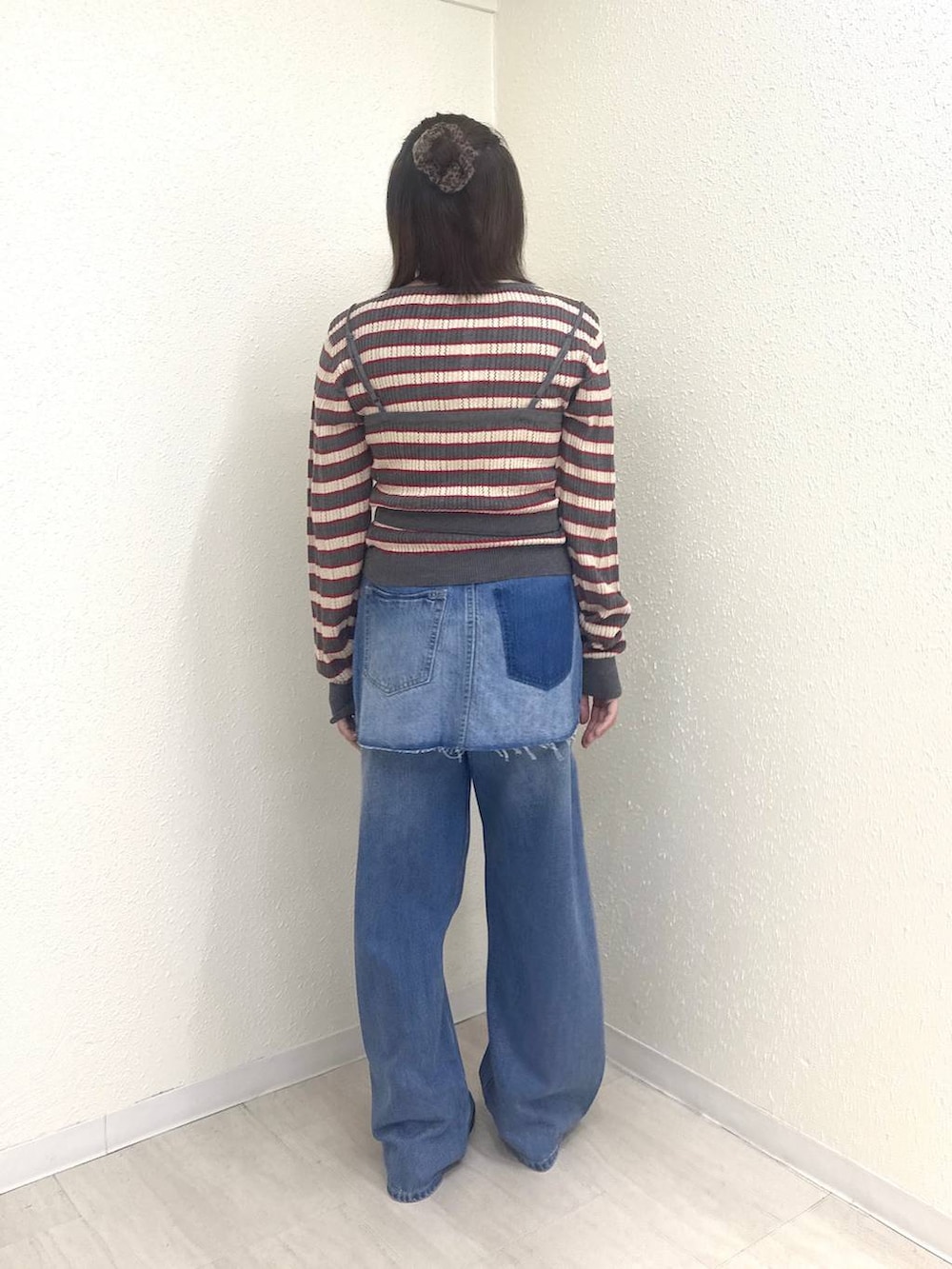 ブルー系のデニムパンツ、ブラック系のローファー、ブルー系のデニムパンツを着用したレディースの秋コーディネートの5枚目の写真