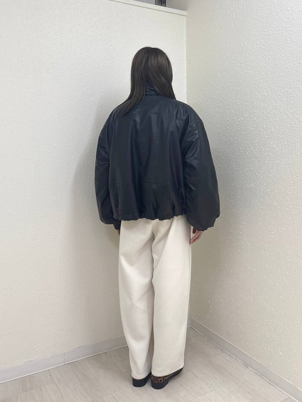 ベージュ系のスウェットパンツ、ブラック系のブルゾン、その他のローファーを着用したレディースの冬コーディネートの4枚目の写真