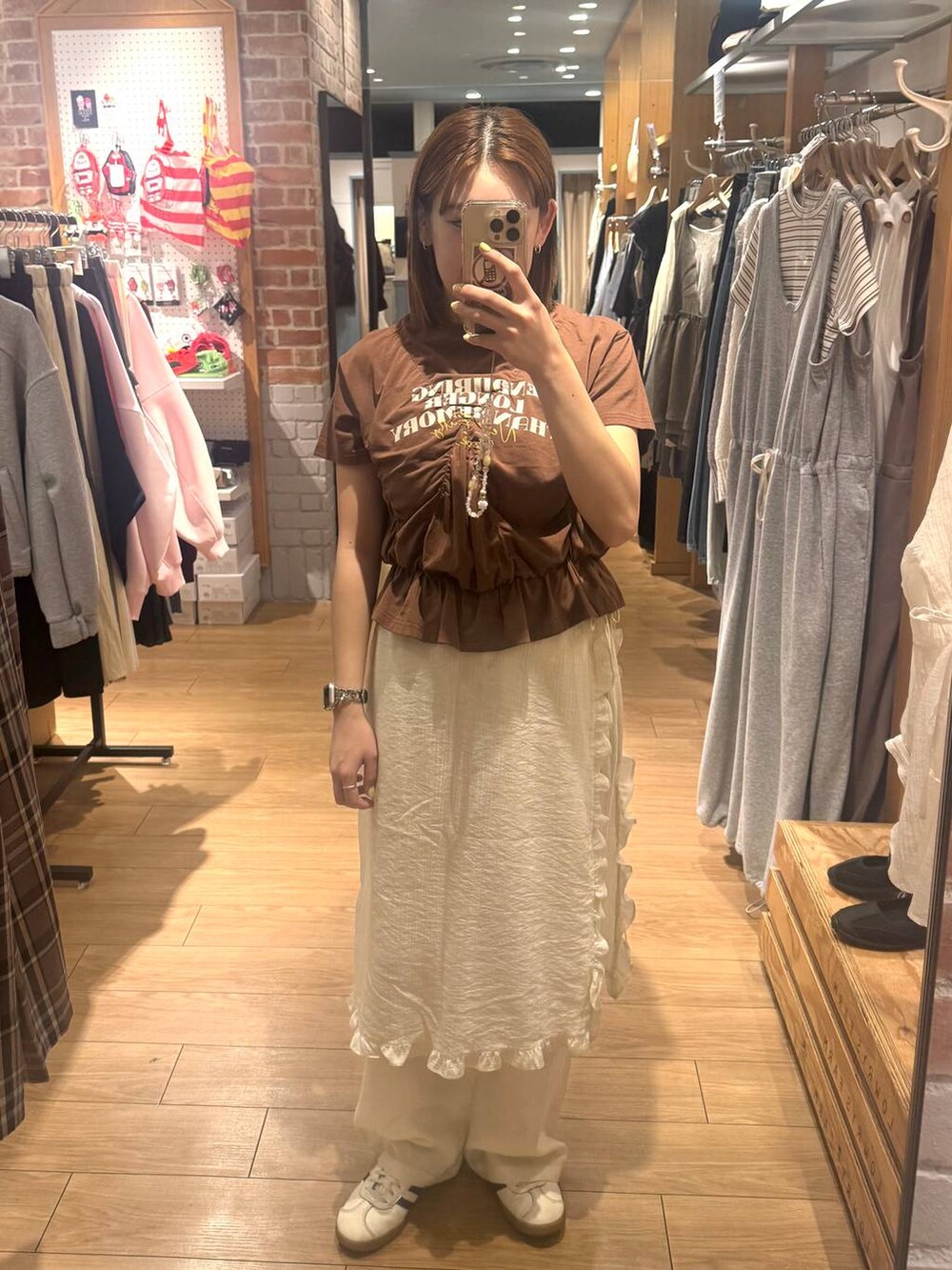 ブラウン系のTシャツ/カットソー、ホワイト系のその他パンツを着用したレディースの春コーディネートの2枚目の写真
