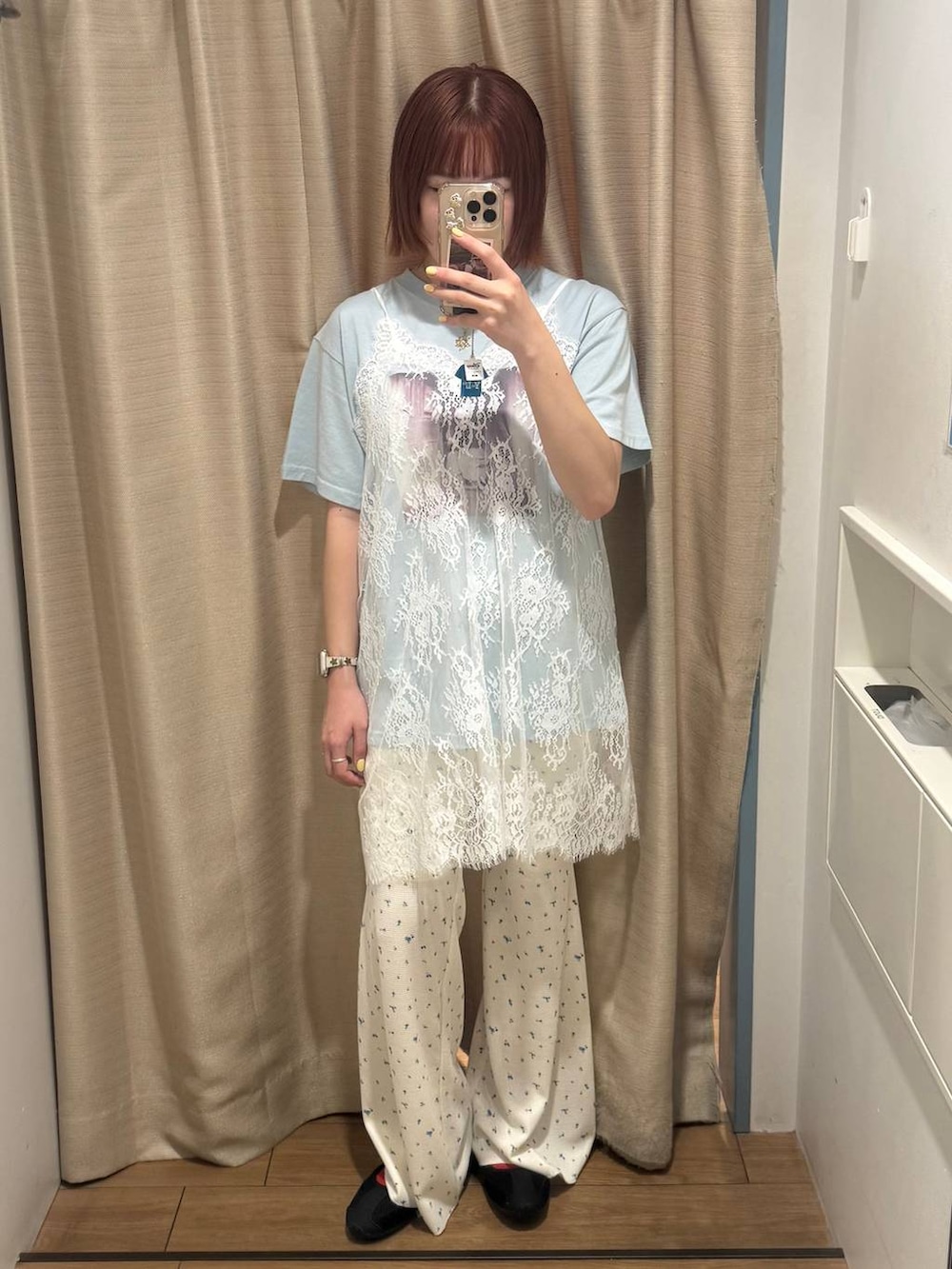 ブラック系のスニーカー、ホワイト系のその他パンツ、ブルー系のTシャツ/カットソーを着用したレディースの春コーディネートの3枚目の写真