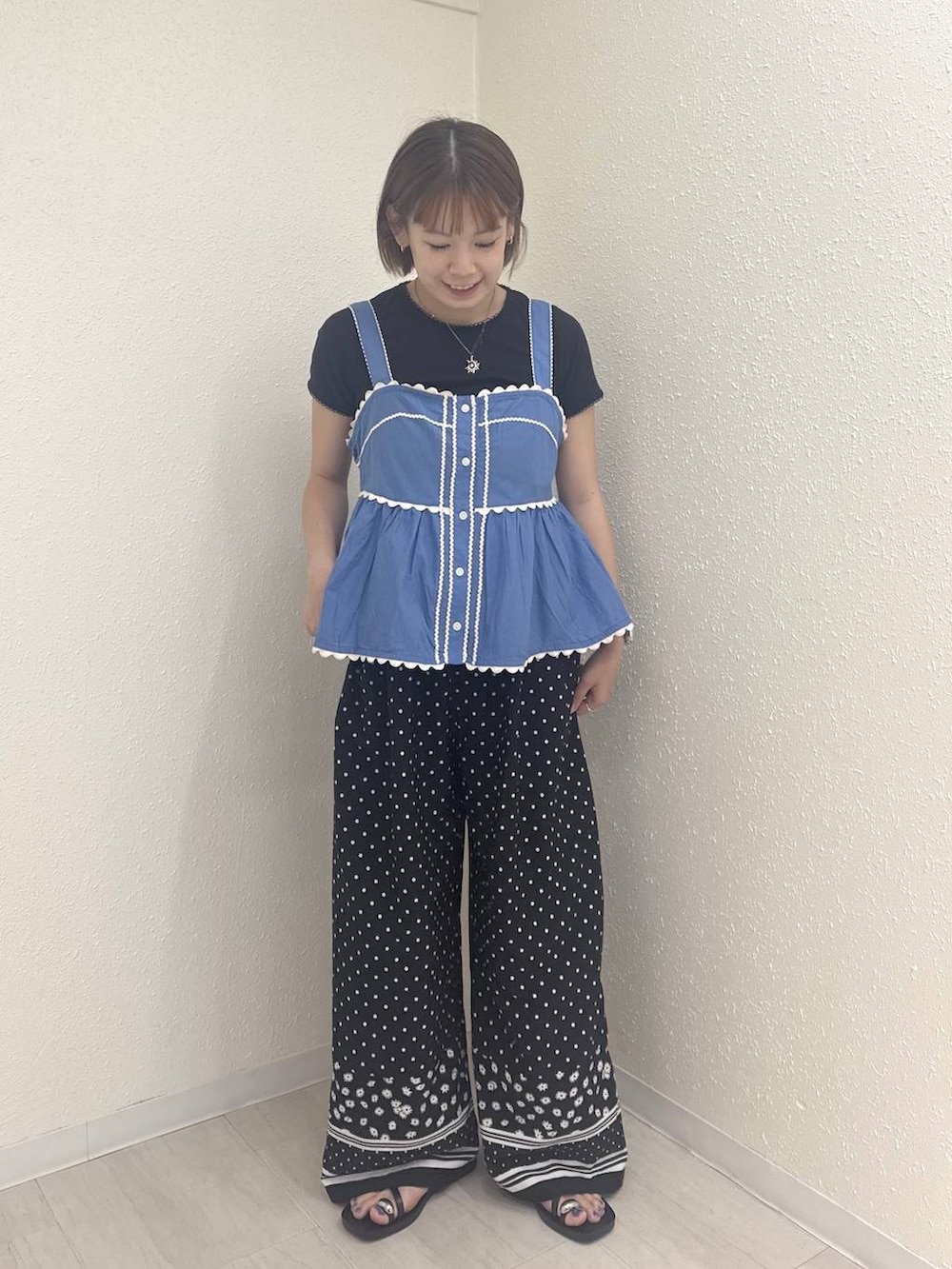 ブラック系のサンダル、ブルー系のキャミソール、ブラック系のTシャツ/カットソーを着用したレディースの夏コーディネートの2枚目の写真