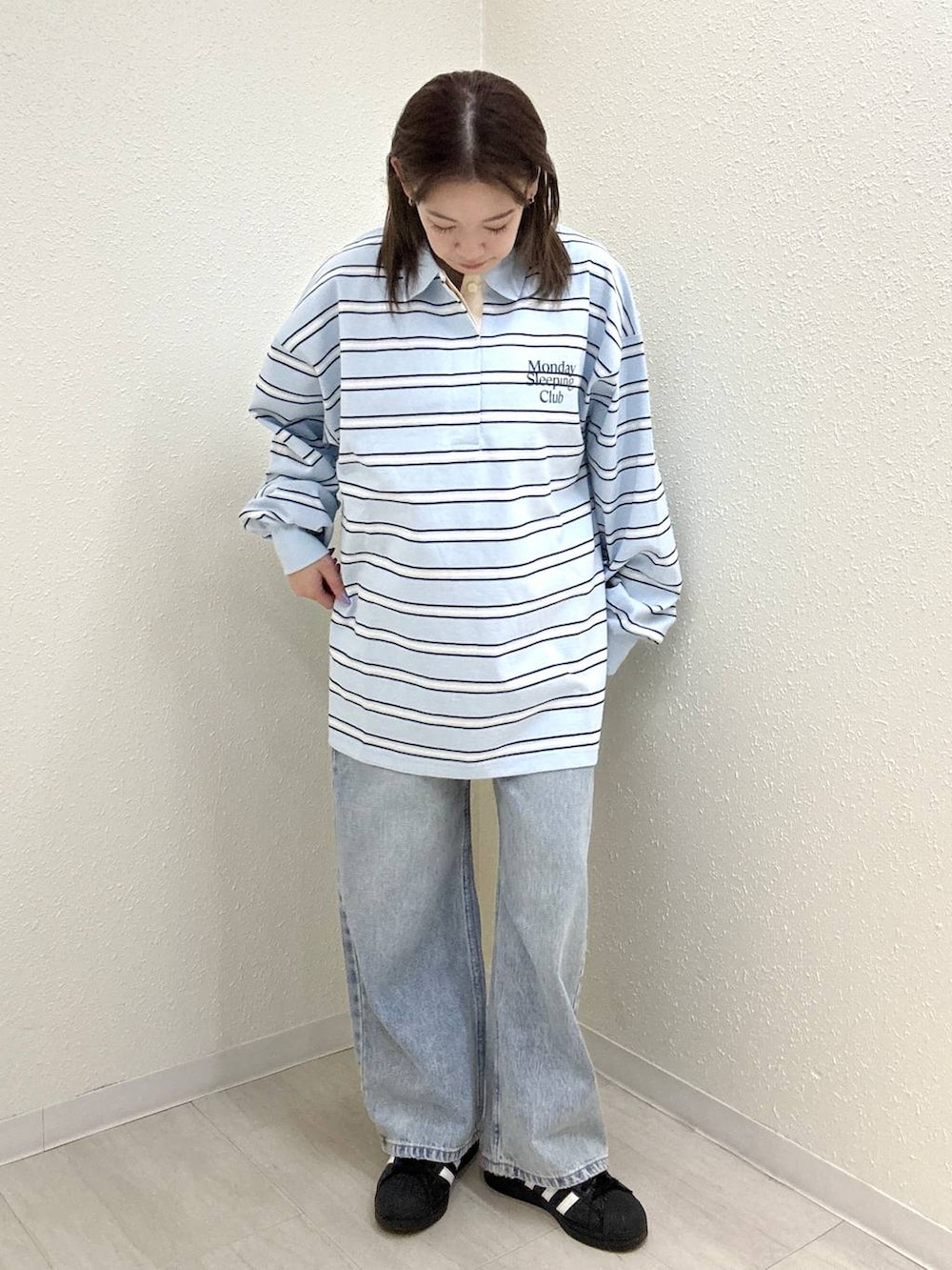 ブルー系のデニムパンツ、ブルー系のTシャツ/カットソーを着用したレディースの春コーディネートの2枚目の写真