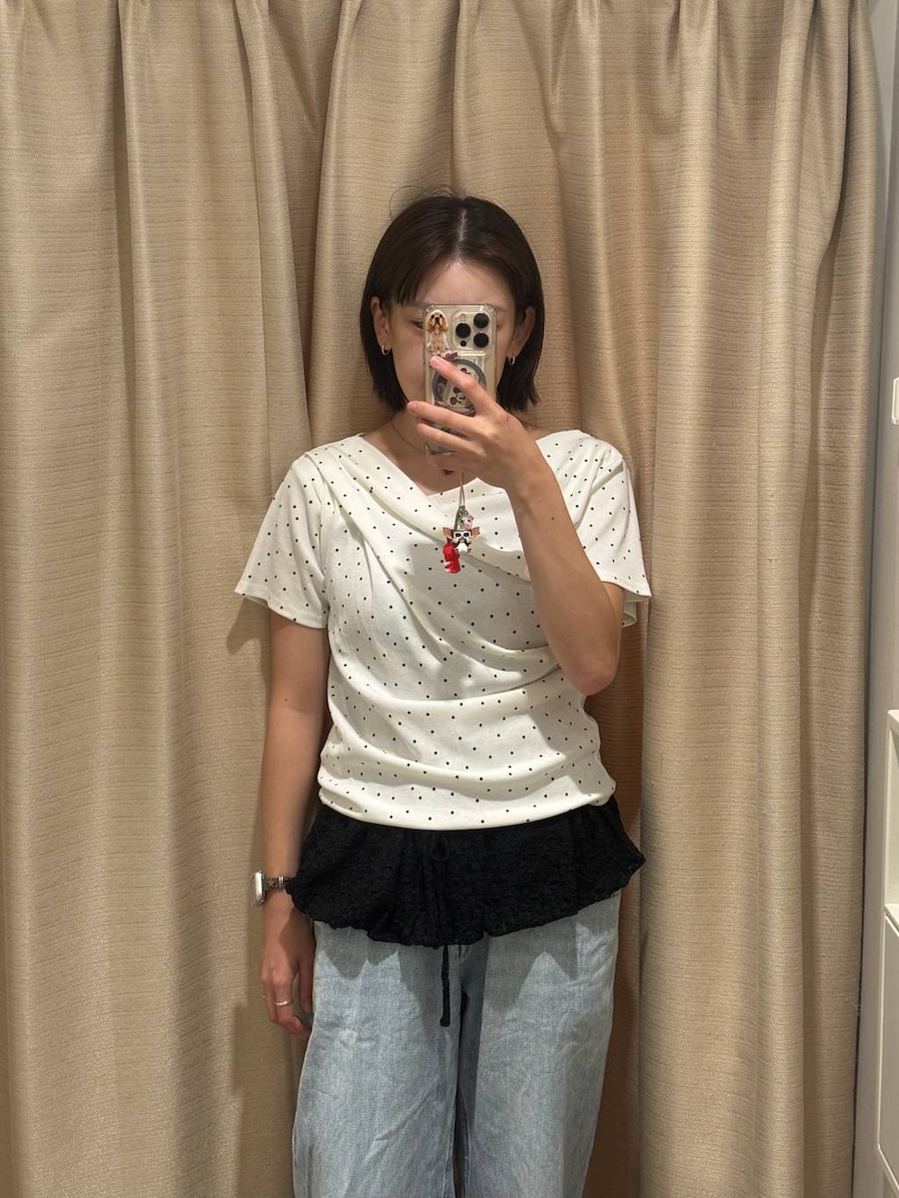 ベージュ系のTシャツ/カットソー、ブルー系のデニムパンツ、ブラック系のキャミソールを着用したレディースの秋コーディネートの2枚目の写真