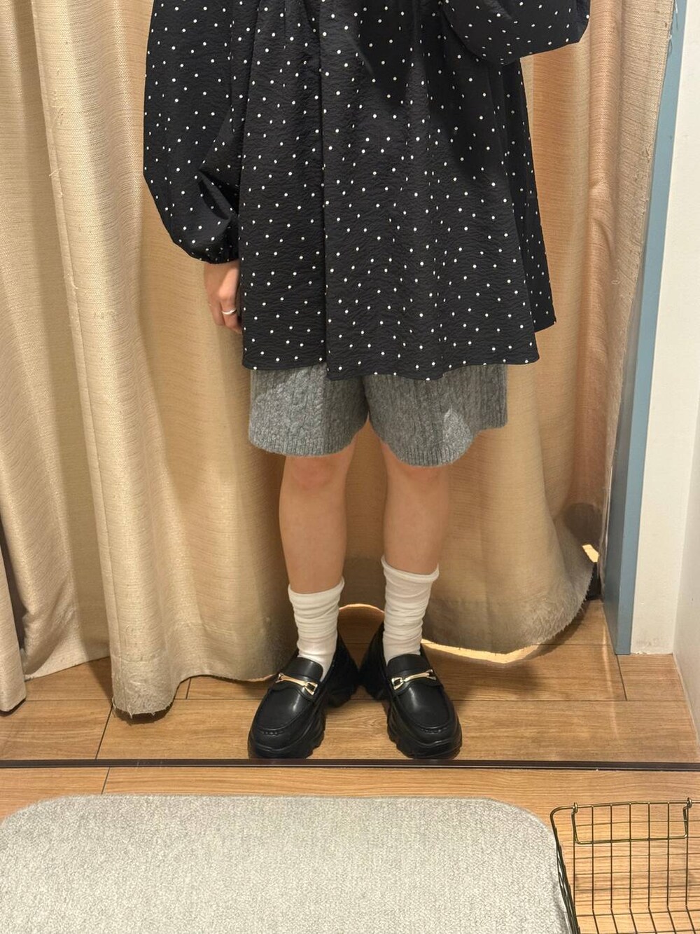 グレー系のその他パンツ、ブラック系のシャツ/ブラウス、ブラック系のローファーを着用したレディースの秋コーディネートの3枚目の写真