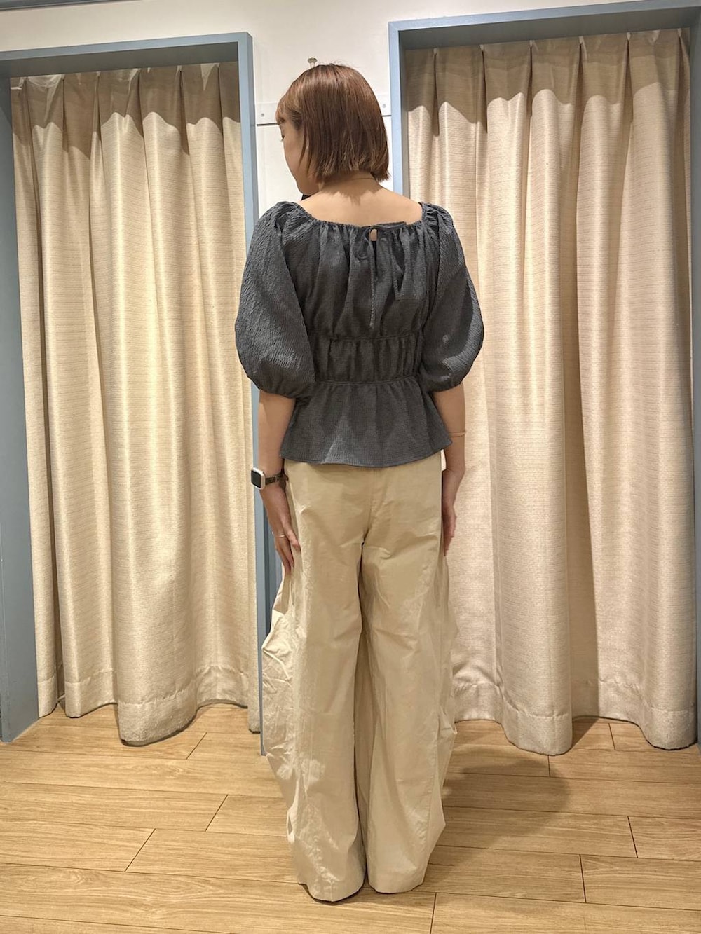 ベージュ系のその他パンツ、ブラウン系のサンダル、グレー系のシャツ/ブラウスを着用したレディースの夏コーディネートの3枚目の写真