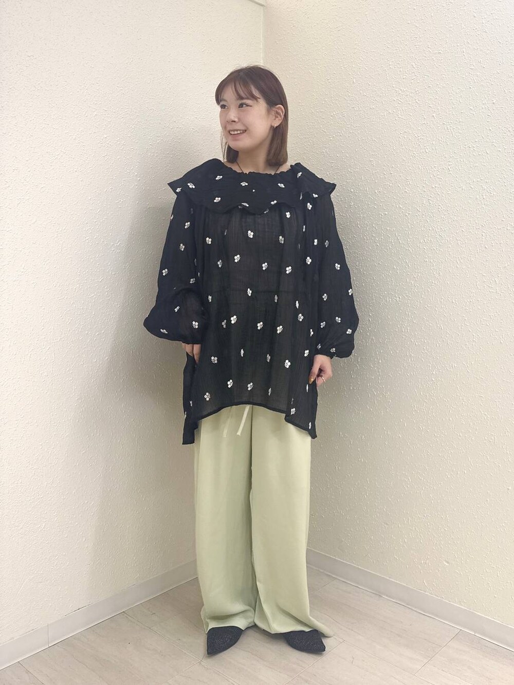 ブラック系のパンプス、グリーン系のその他パンツ、ブラック系のワンピースを着用したレディースの春コーディネートの2枚目の写真