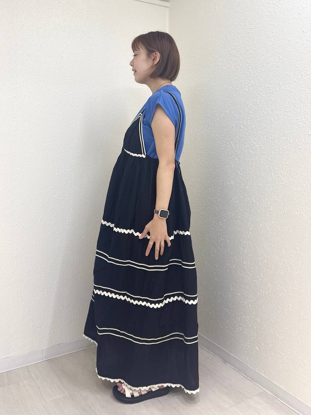 ブルー系のTシャツ/カットソー、ホワイト系のサンダル、ブラック系のワンピースを着用したレディースの夏コーディネートの3枚目の写真