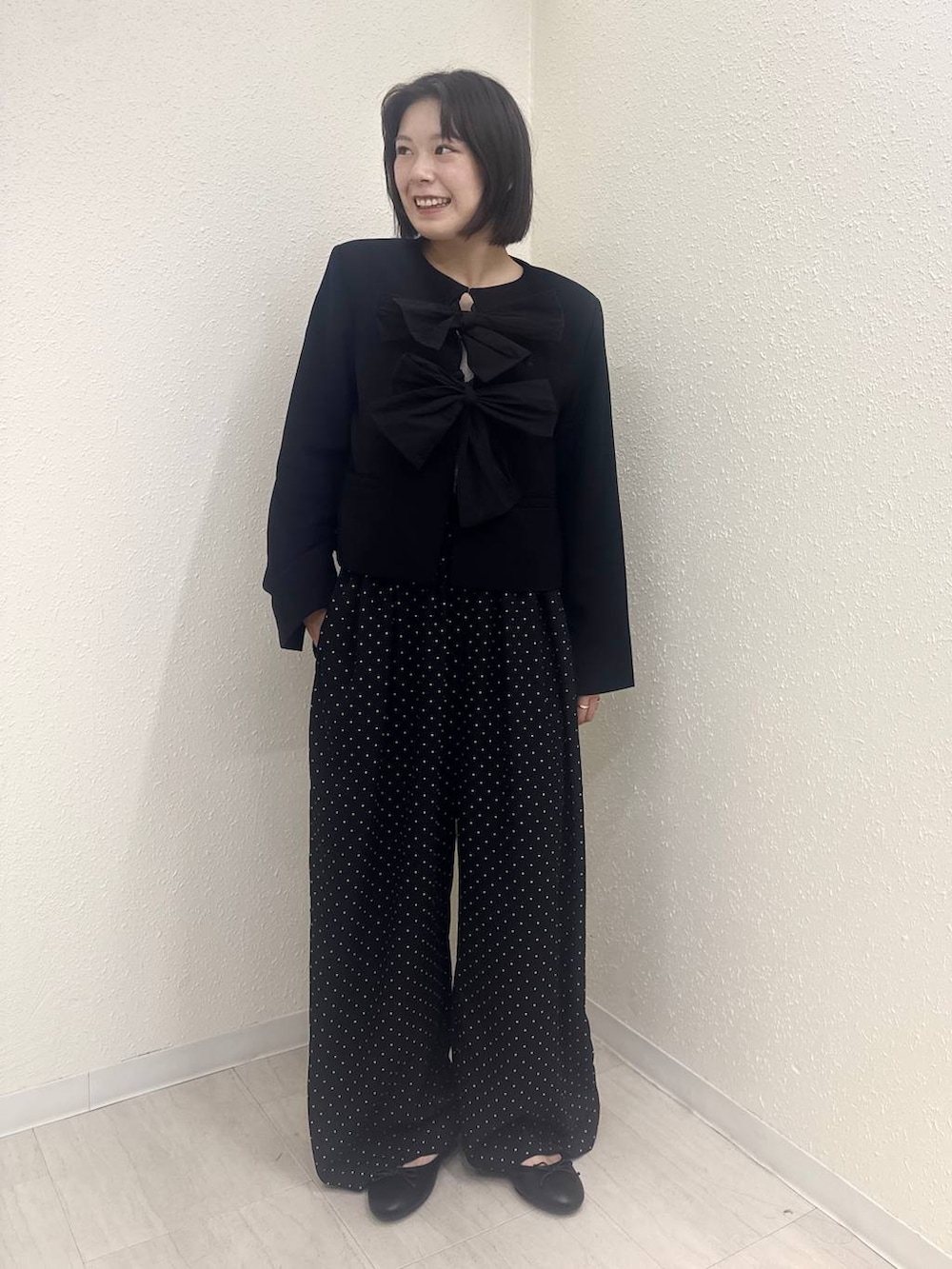ブラック系のノーカラージャケット、ブラック系のバレエシューズ、ブラック系のその他パンツを着用したレディースの夏コーディネートの2枚目の写真