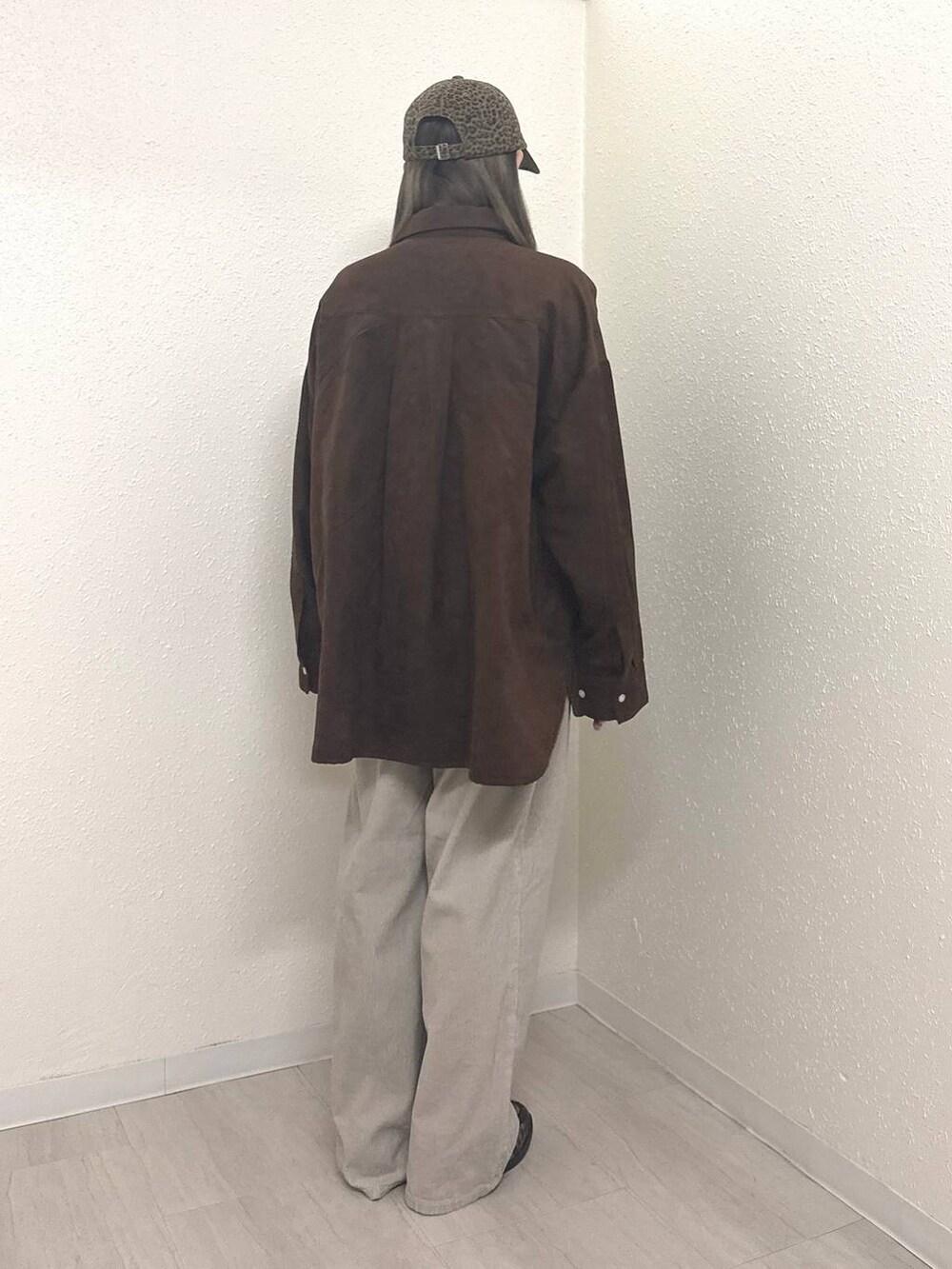 ホワイト系のその他パンツ、ブラウン系のシャツ/ブラウス、その他のローファーを着用したレディースの秋コーディネートの4枚目の写真