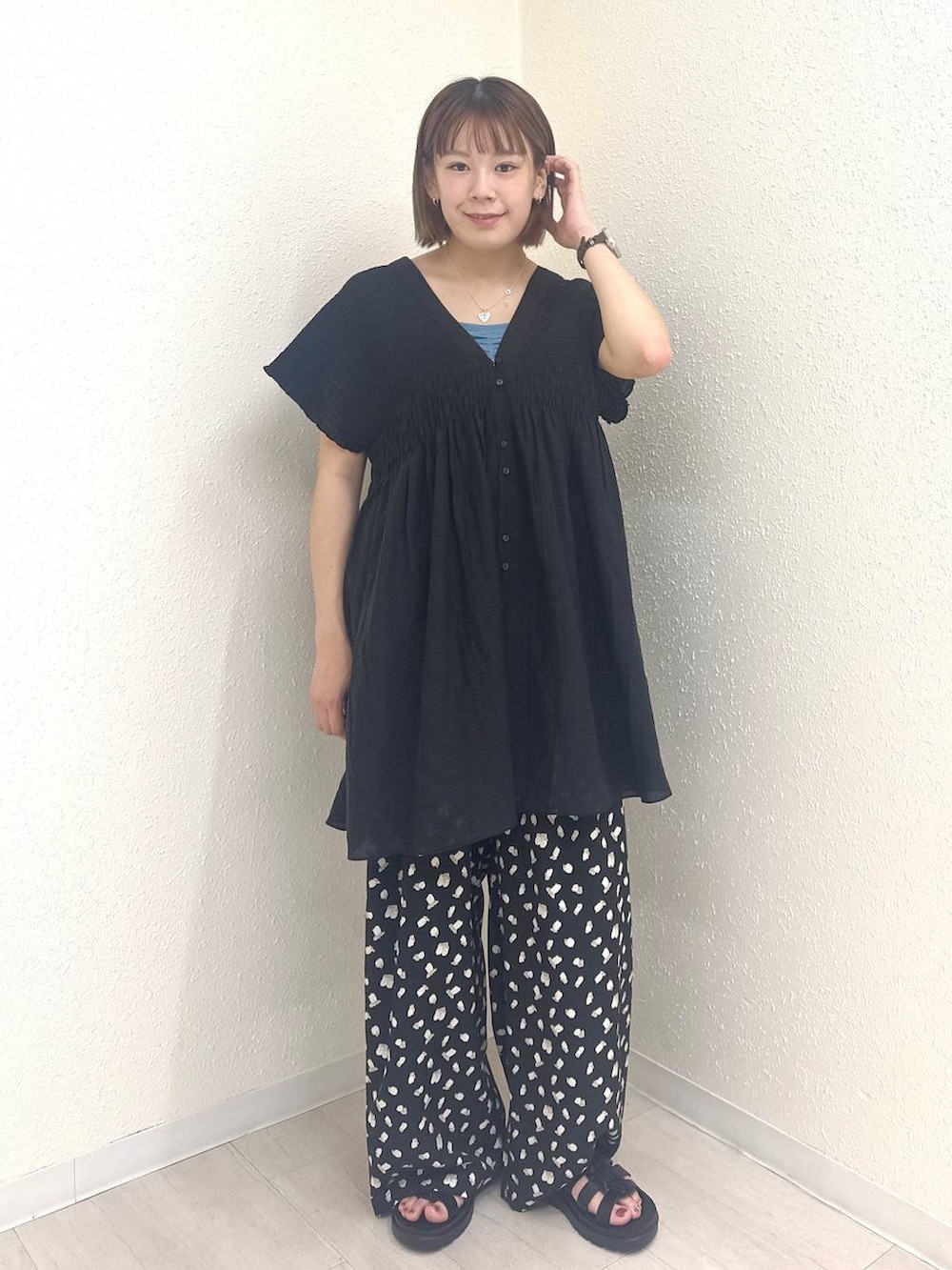 ブラック系のシャツ/ブラウス、ブラック系のサンダル、ブルー系のキャミソールを着用したレディースの夏コーディネートの4枚目の写真