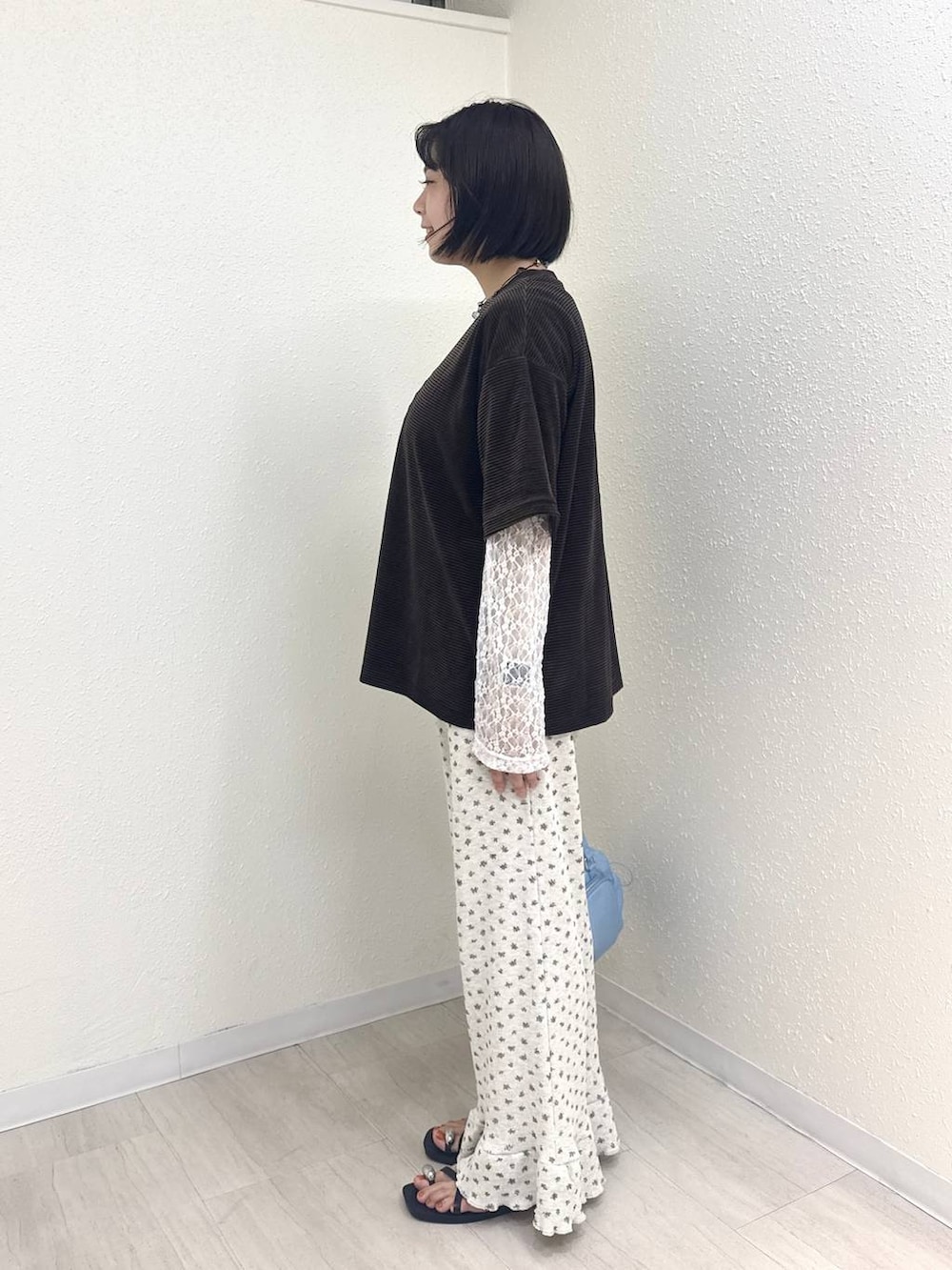 グレー系のその他パンツ、ブラウン系のTシャツ/カットソー、ブラック系のサンダルを着用したレディースの夏コーディネートの4枚目の写真