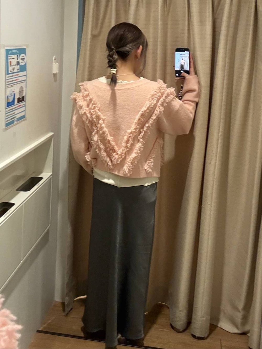 グレー系のスカート、ピンク系のカーディガン/ボレロ、ホワイト系のTシャツ/カットソーを着用したレディースの冬コーディネートの2枚目の写真