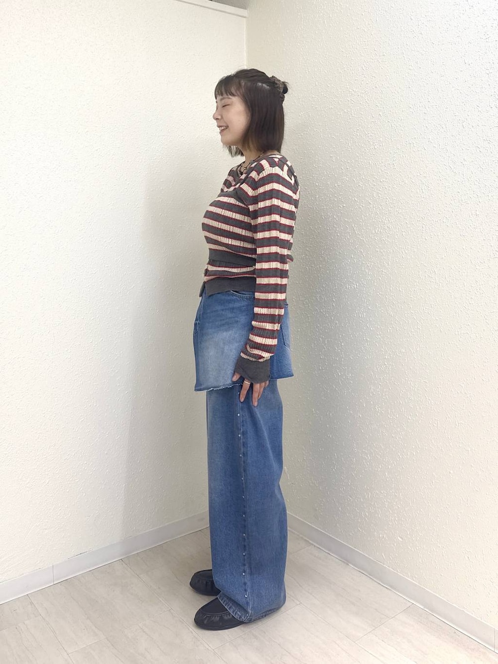 ブルー系のデニムパンツ、ブラック系のローファー、ブルー系のデニムパンツを着用したレディースの秋コーディネートの4枚目の写真