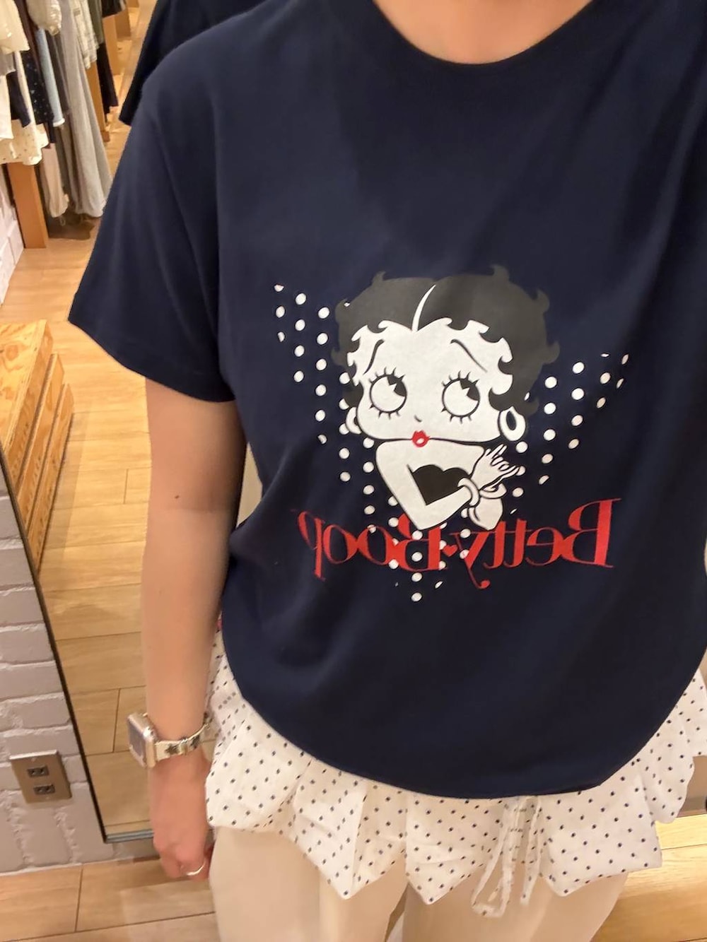 ベージュ系のスウェットパンツ、ブラック系のサンダル、ブルー系のTシャツ/カットソーを着用したレディースの春コーディネートの3枚目の写真