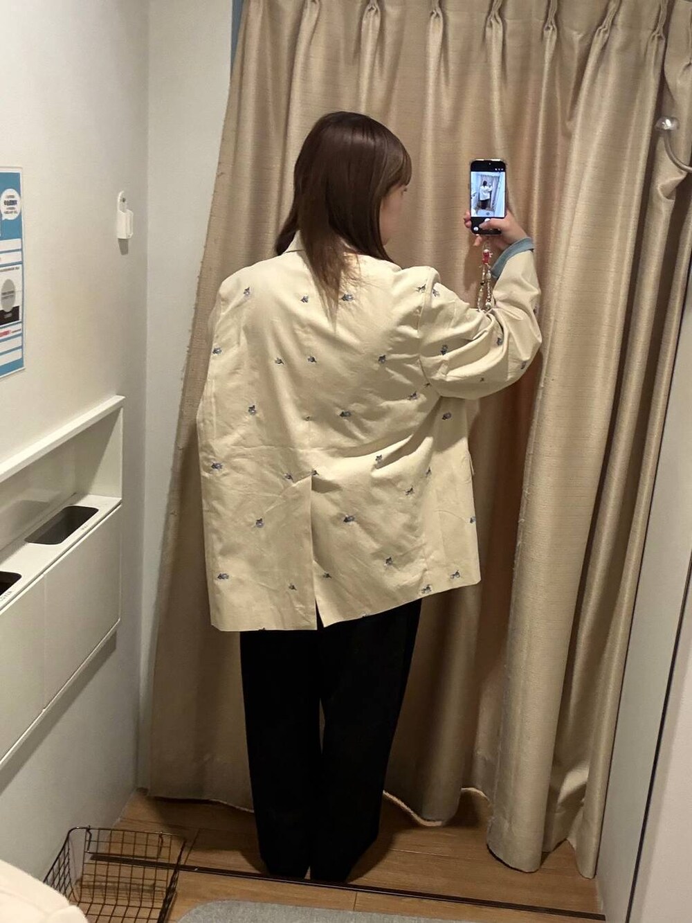 ブラック系のスウェットパンツ、ブルー系のTシャツ/カットソー、ベージュ系のその他アウターを着用したレディースの冬コーディネートの2枚目の写真