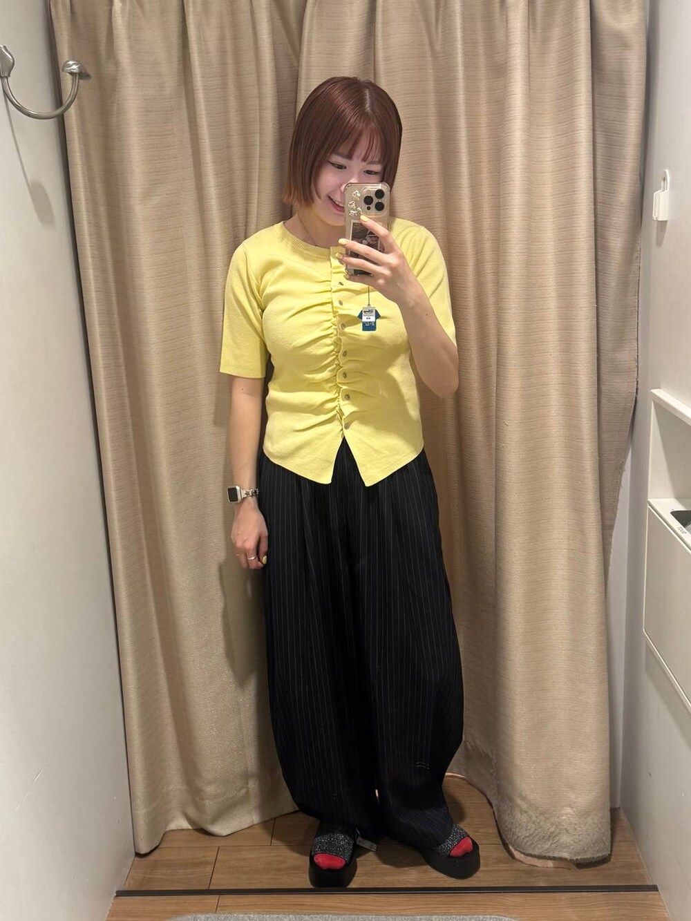 ブルー系のその他パンツ、ブラック系のサンダル、イエロー系のカーディガン/ボレロを着用したレディースの春コーディネートの2枚目の写真