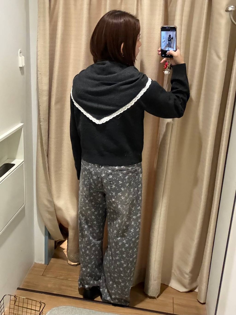グレー系のカーディガン/ボレロ、ブラック系のローファー、ブラック系のデニムパンツを着用したレディースの秋コーディネートの4枚目の写真